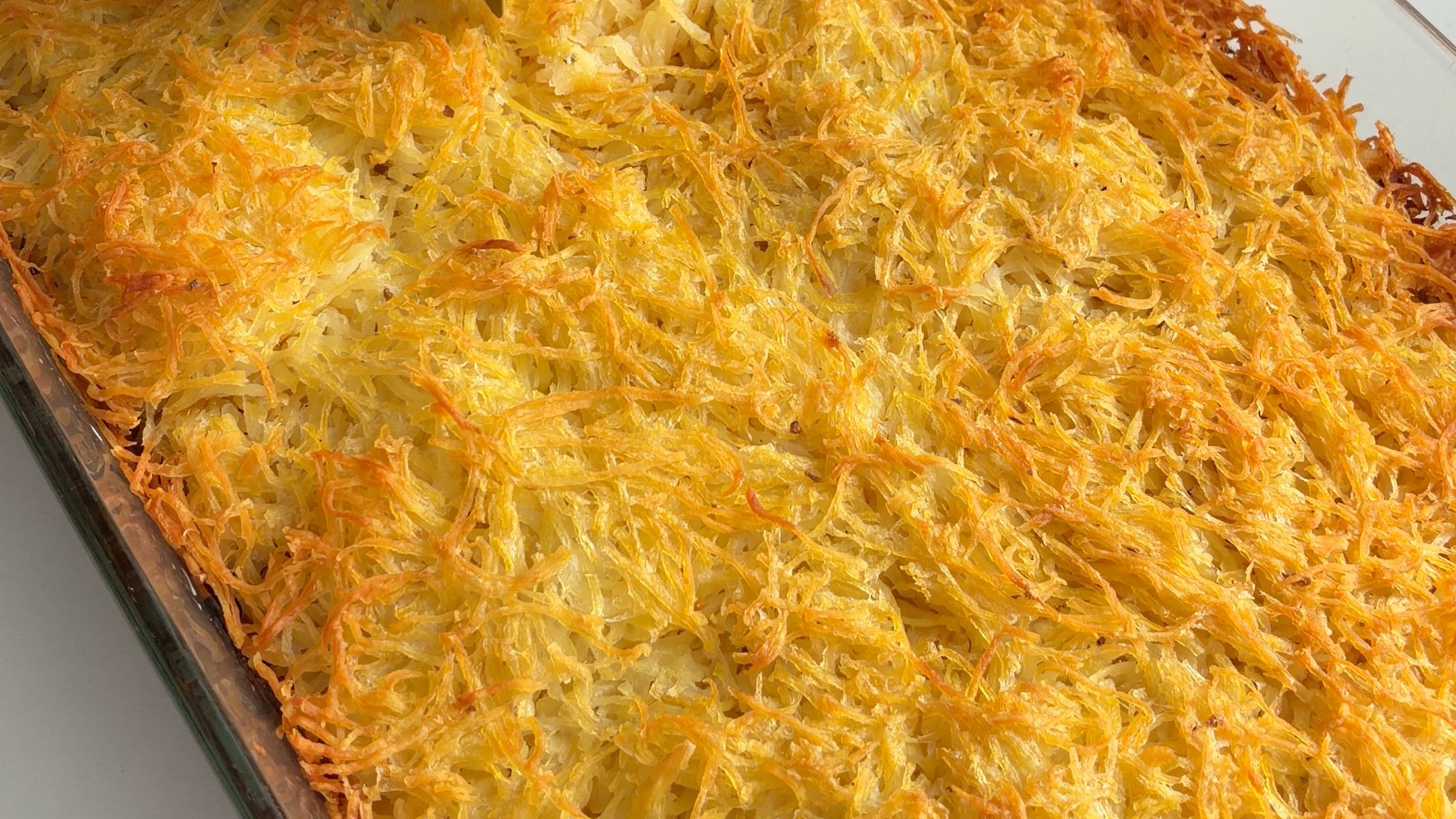 O empadão acabado de sair do forno, com a camada de batata ralada dourada e estaladiça por cima